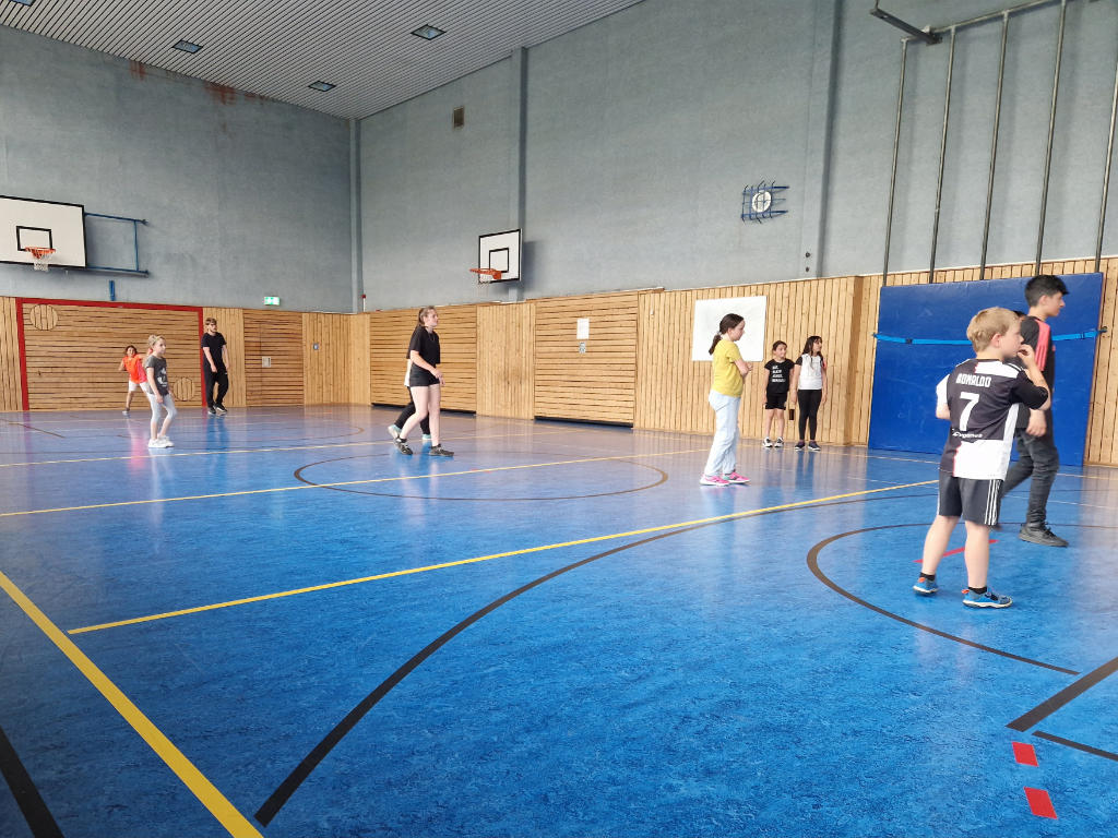 Kinder in der Sporthalle beim Ballspielen